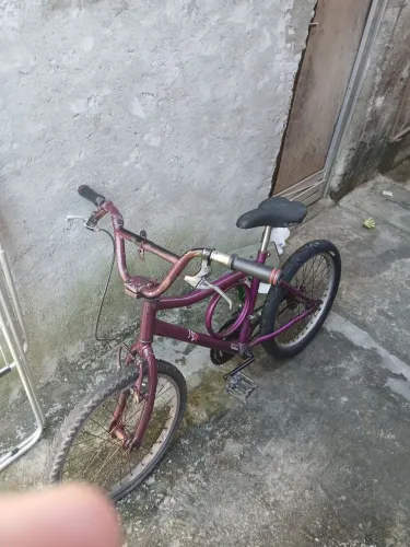 Bike barra forte, pneu da frente estar furado mais o de trás é novo comprei nesses dias
