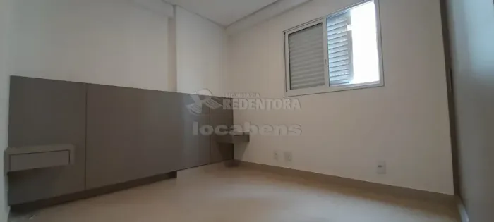 Apartamento localizado no Centro com armários e Ar-condicinado.