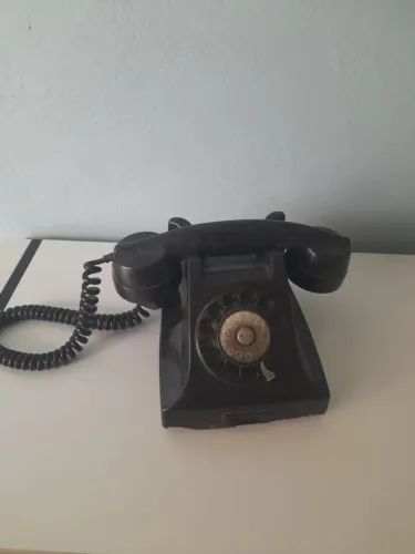 Antigo e clássico telefone de baquelite Ericson fabricado na década de 40/50