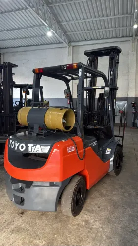 EMPILHADEIRA TOYOTA 3 TON