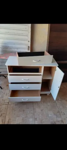 Cômodas em mdf, 4 gavetas e porta ao lado, não tem cobrança de frete na zona norte.