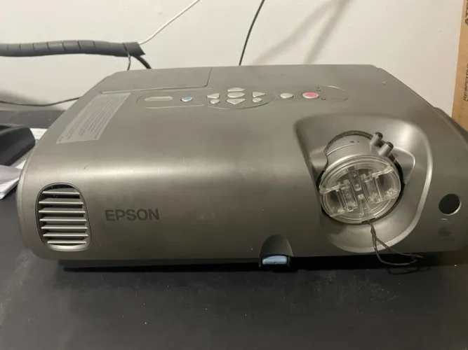 Projetor Epson liga mais não funciona