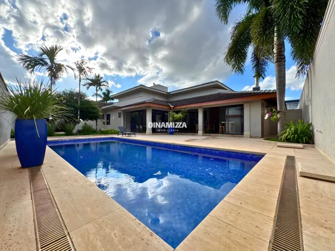 Casa à venda no Condomínio Flamboyant II, com 5 quartos, sendo 4 suítes, piscina aquecida,