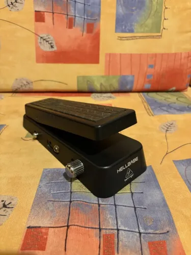 Pedal Wah Behringer Hell Babe