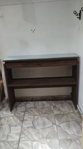 Aparador com tampo de vidro e prateleira 1,20m