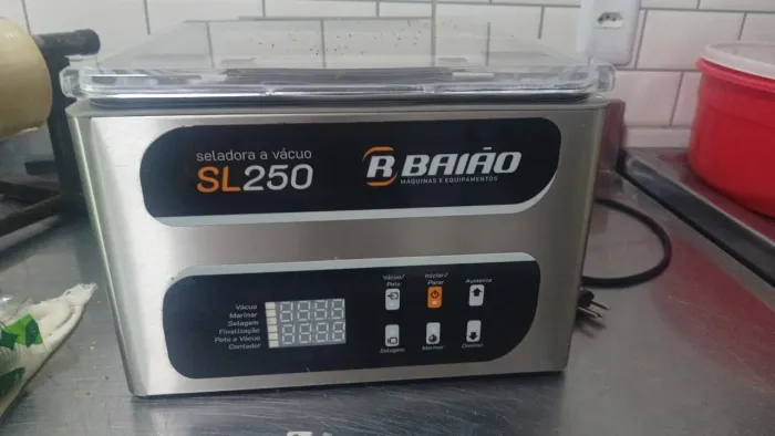 Vendo seladora a vácuo semi nova