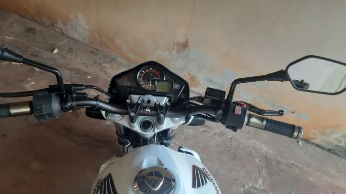 Vende-se CB 300R ótimo estado de conservação