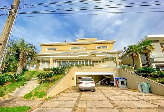 Casa espetacular com 560m², 5 suítes, piscina, adega e vendida 100% mobiliada