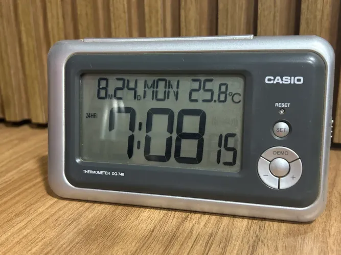 Relógio de Mesa Casio c/ Termômetro