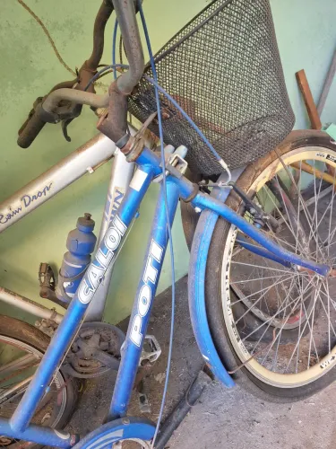 Bicicleta usada precisa lubrificante e trocar pneus