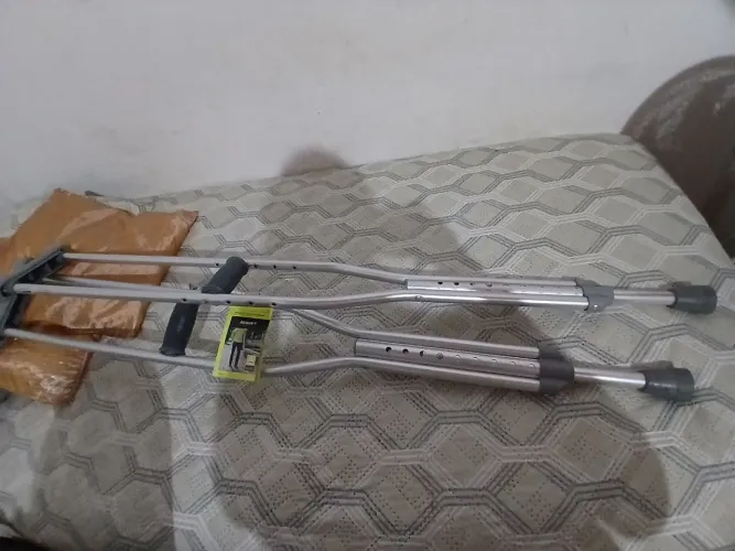 Vende-se par de muletas axilar  novinhas.