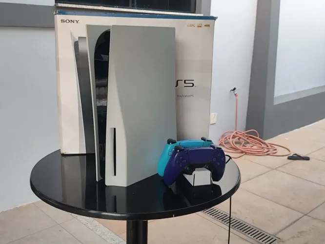 Ps5 825gb 2 controles c/ leitor de disco, base de carregador sem fio original p/ controles