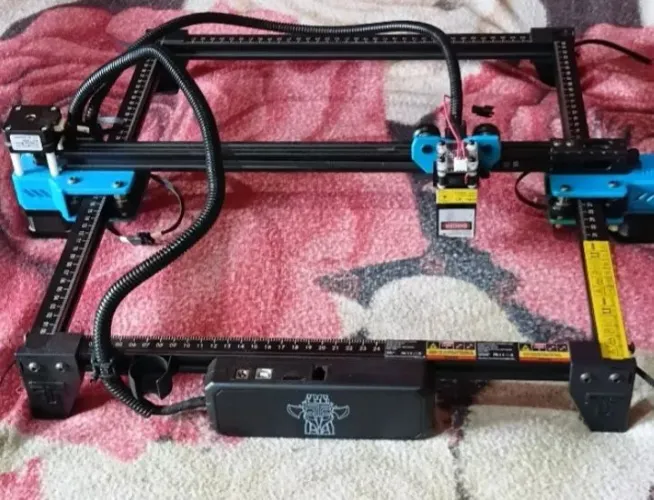 Vendo essa máquina ela é CNC ela grava e corta