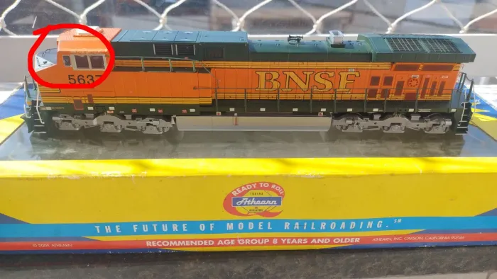 Locomotiva ho Darsh 9 BNSF Athearn RTR DCC luz e movimento, faltando Sunshade direito