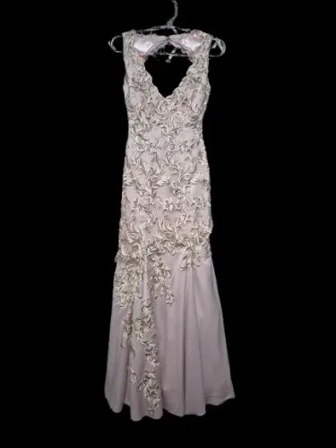 Vestido de festa elegante e sofisticado em crepe rosê, com bordados , tamanho P