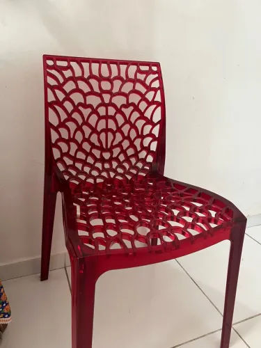 cadeira de plástico vermelha translúcida vazada decorativa