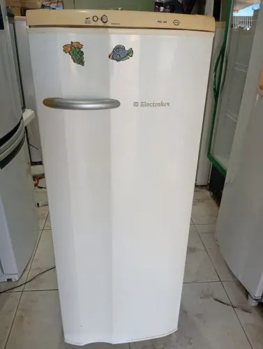 Vendo uma geladeira funcionando perfeitamente bairro nova Almeida serra tel *
