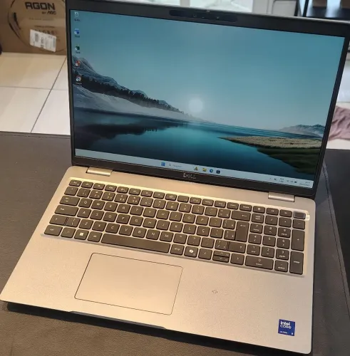 Workstation Dell Precision 3591 Core i9 185h NVIDIA RTX 2000 Ada Gen