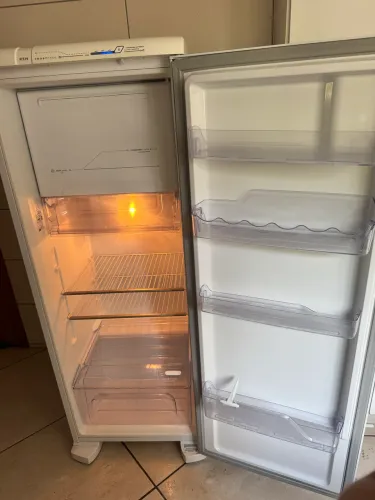 VENDO GELADEIRA ELECTROLUX FROST FREE