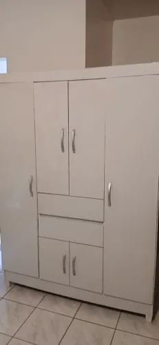 Guarda roupa Branco 4 portas com gavetas e sapateira