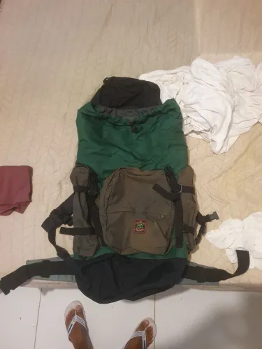 Bolsa de costas marca trilhas e rumos