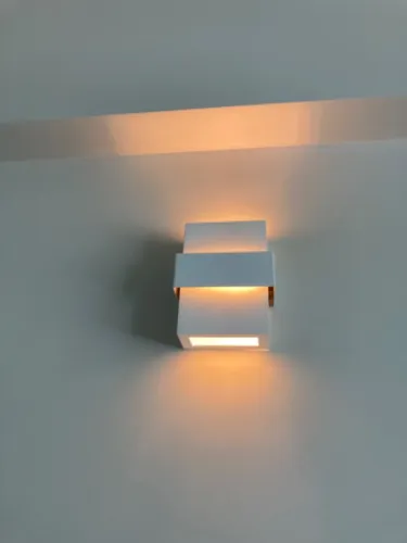 Luminária de parede, metálica, cor branca, luz amarela