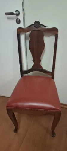Cadeira antiga em madeira maciça