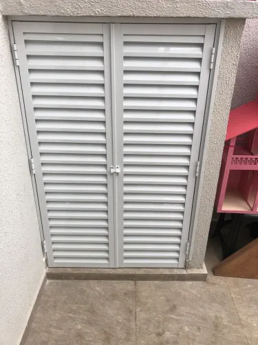 Portas em alumínio para central do gás 