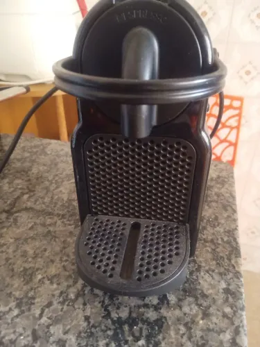 Cafeteira Nespresso Original Inissia D40 - Usada.