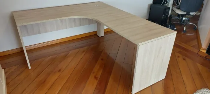 Mesa de escritório em L