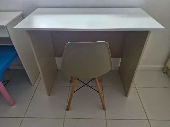 Escrivaninha e cadeira