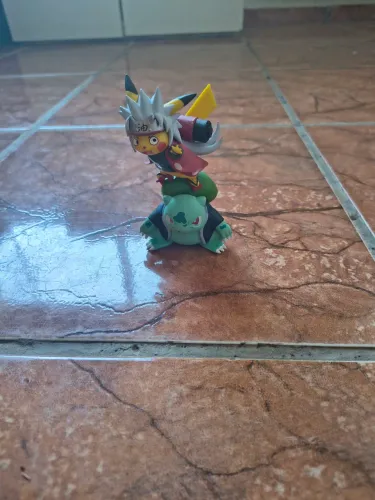 Action Figure Pikachu Cosplay Jiraiya e Bulbasaur Gamabunta
