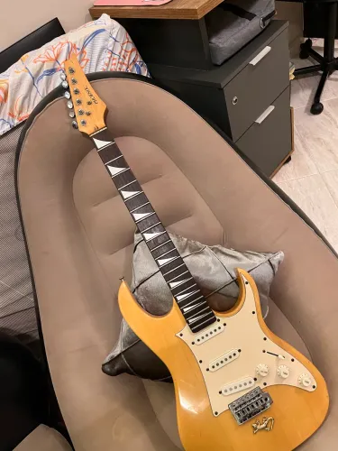 Guitarra (phonix) com cordas novas
