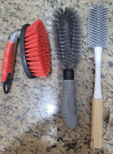ESCOVA DE RODAS E PNEUS.