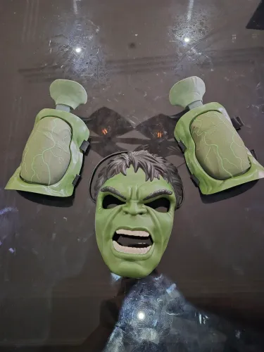 Mascara e Músculos do Hulk