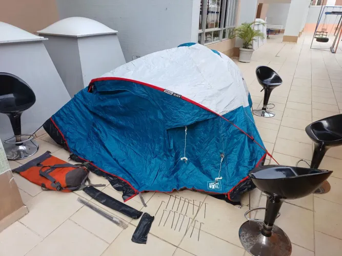 Barraca Quechua 3 pessoas + Mochila estanque 30 litros + 2 colchonetes + Bag