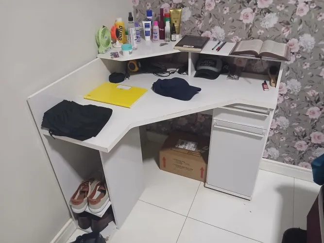 escrivaninha com gaveteiro e prateleira superior