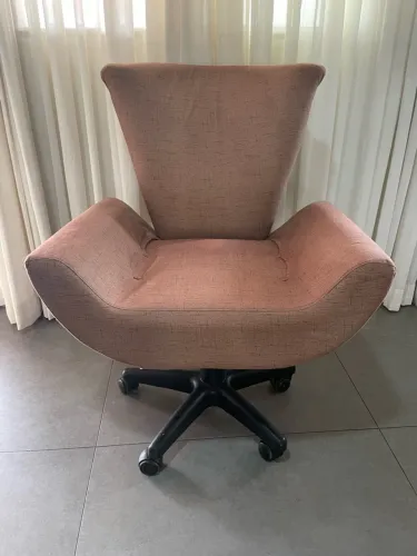 Poltronas. Leia o anúncio