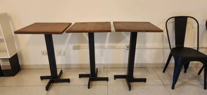 Mesa de madeira com pé de ferro