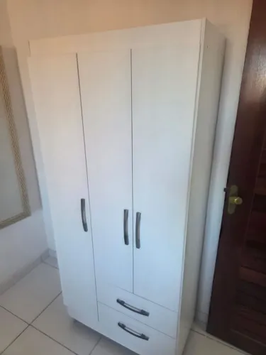 Guarda roupa semi novo