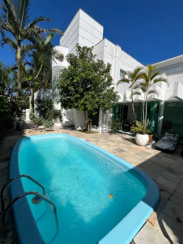 Alugo excelente casa de 4 quartos mobiliada com piscina em Jurerê Internacional 