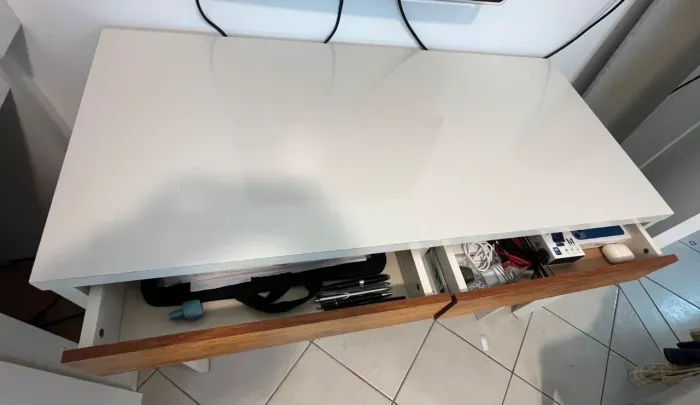 Escrivaninha com 2 gavetas