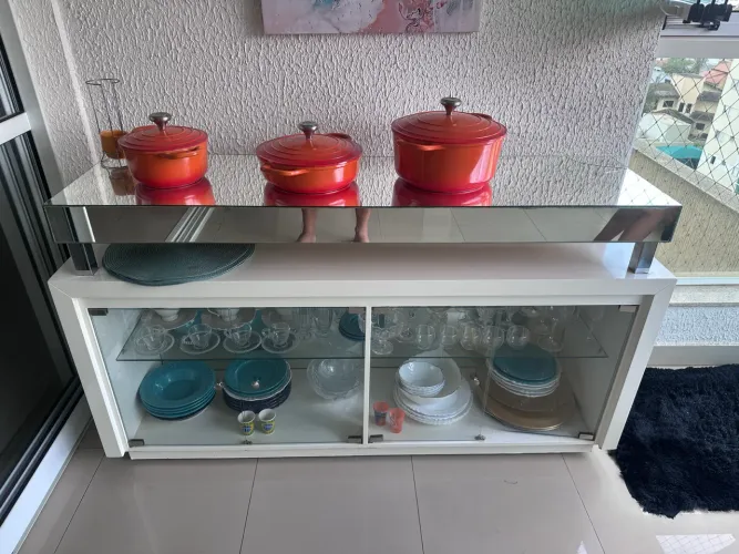 Mesa e cristaleira