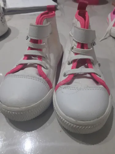 2 tenis branco e o outro rosa aceito oferta e posso vender separado $ 45.00 cada .