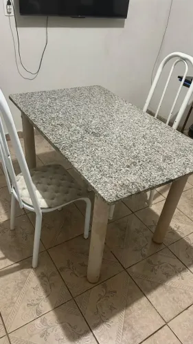 Mesa com 5 cadeiras 