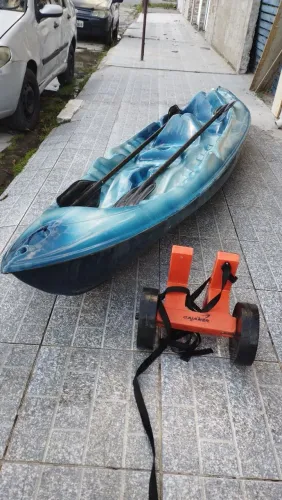Caiaque ,vai 3 coletes,2 remos , 1 carro para transportar o caiaque.