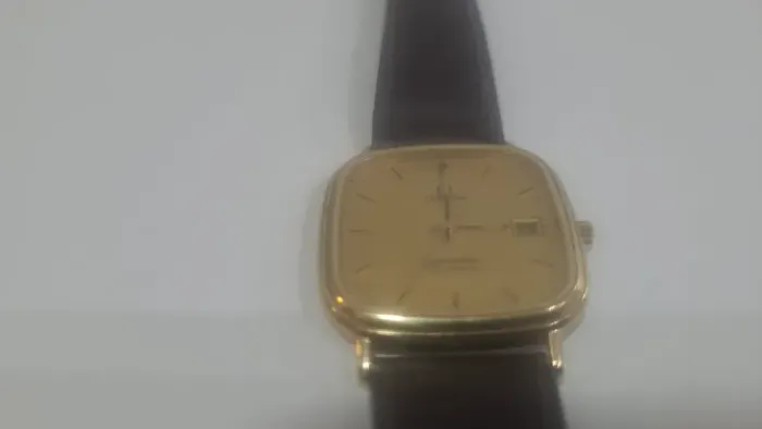 Relógio é um Omega Seamaster Quartz vintage 