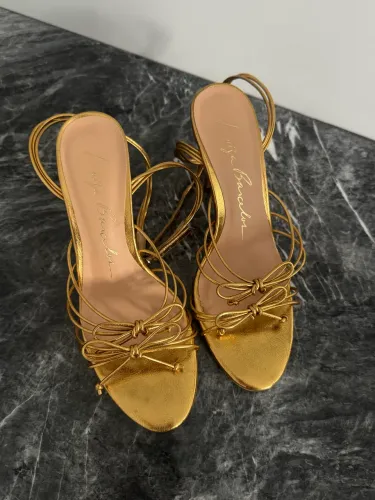 Salto alto fino dourado com laços da Luiza Barcelos