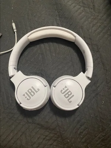Fone de Ouvido JBL Branco - Headphone<br>Vendo fone de ouvido JBL na cor branca, com desig