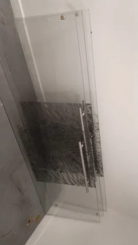 Divisórias de vidro e porta com puxador 